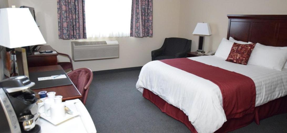 Lakeland Inn Hotel Cold Lake Экстерьер фото