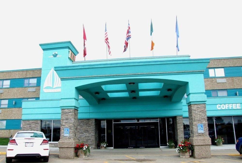 Lakeland Inn Hotel Cold Lake Экстерьер фото
