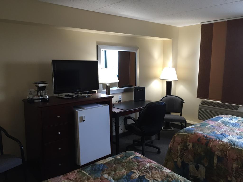 Lakeland Inn Hotel Cold Lake Экстерьер фото