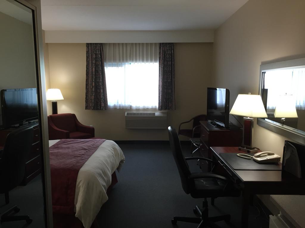Lakeland Inn Hotel Cold Lake Экстерьер фото