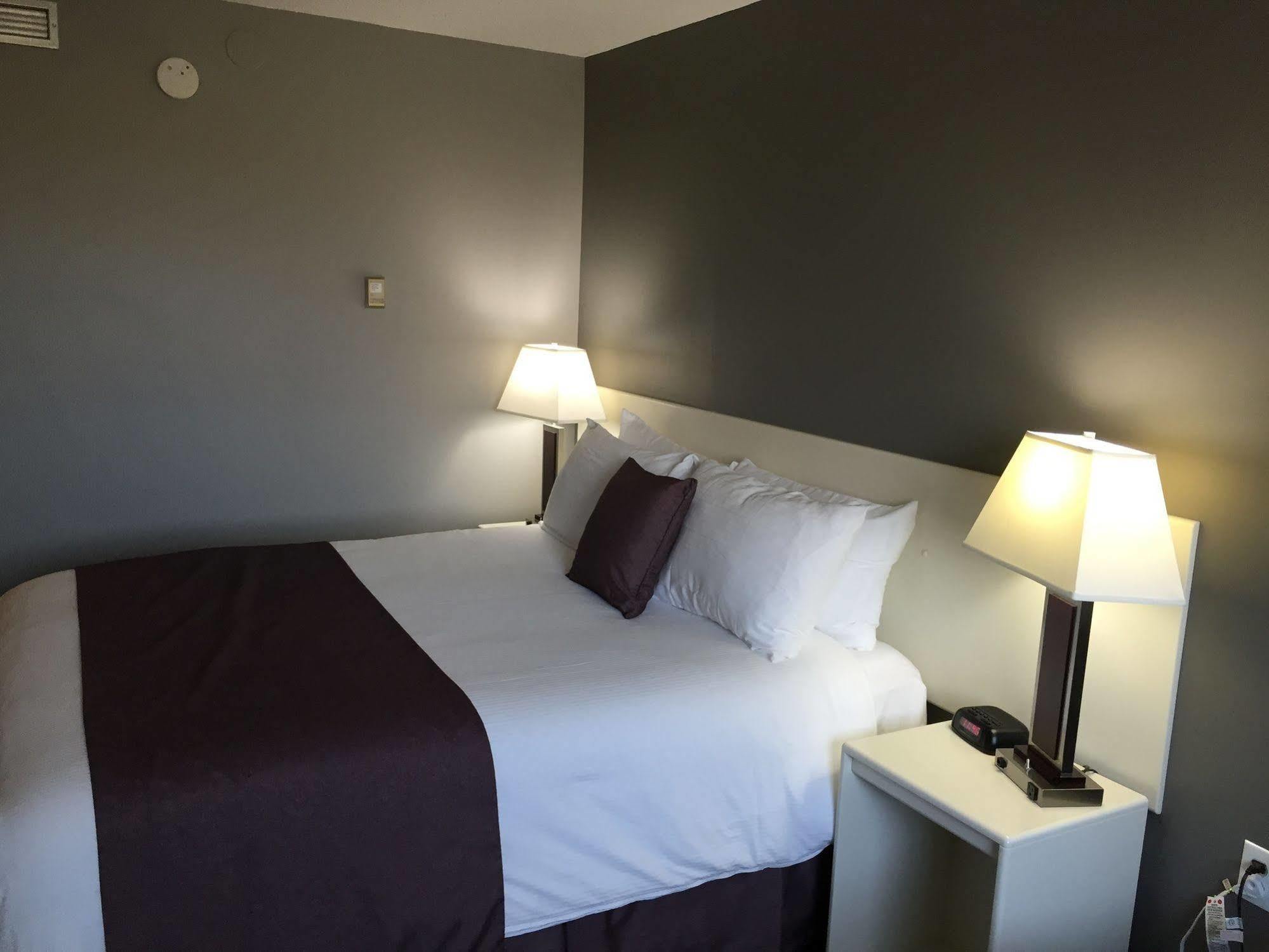 Lakeland Inn Hotel Cold Lake Экстерьер фото
