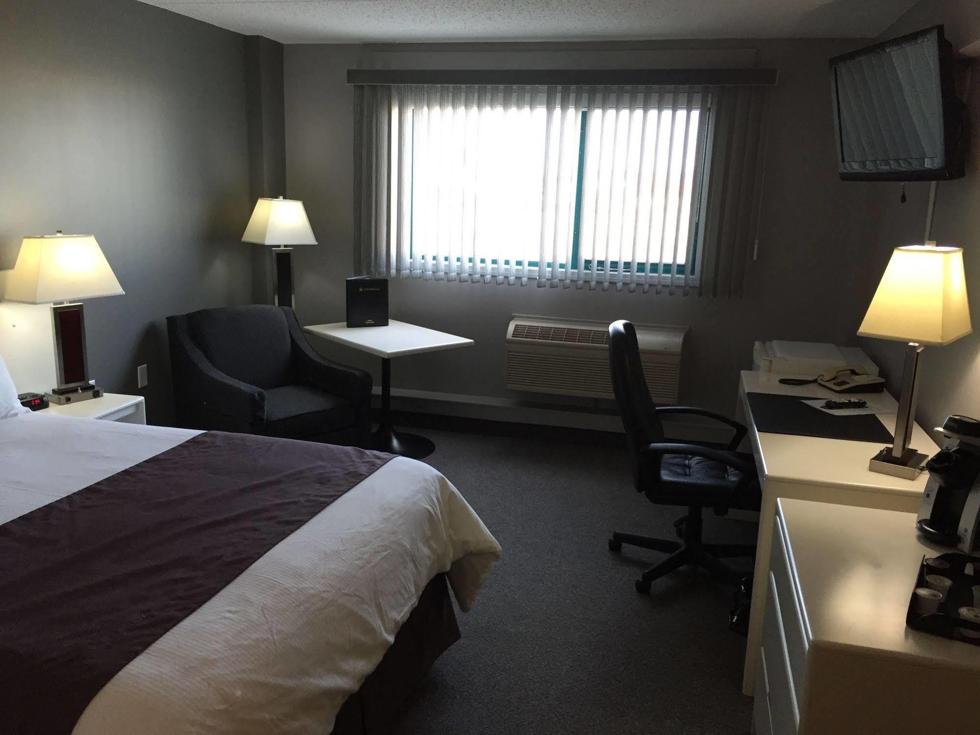 Lakeland Inn Hotel Cold Lake Экстерьер фото