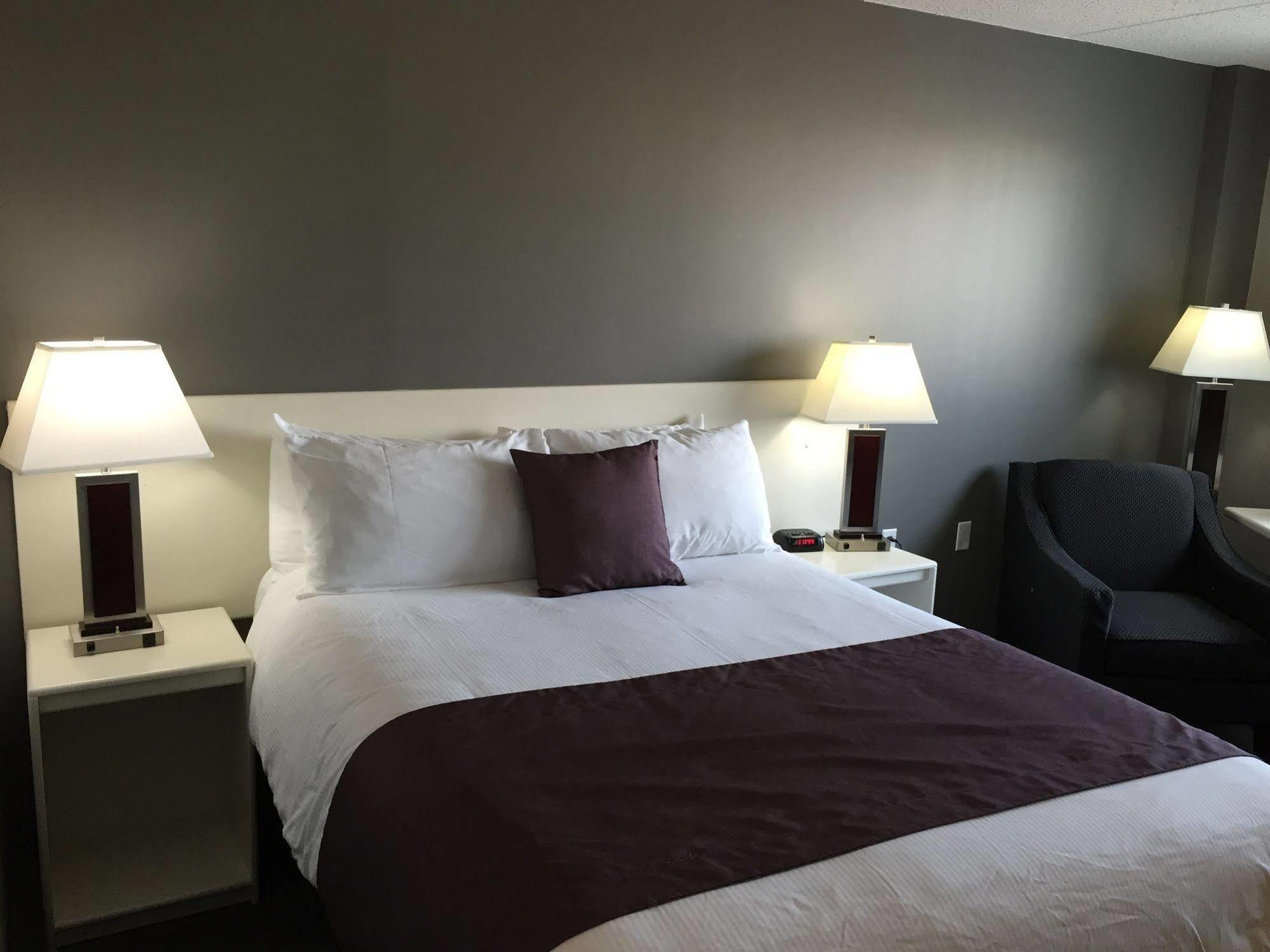 Lakeland Inn Hotel Cold Lake Экстерьер фото