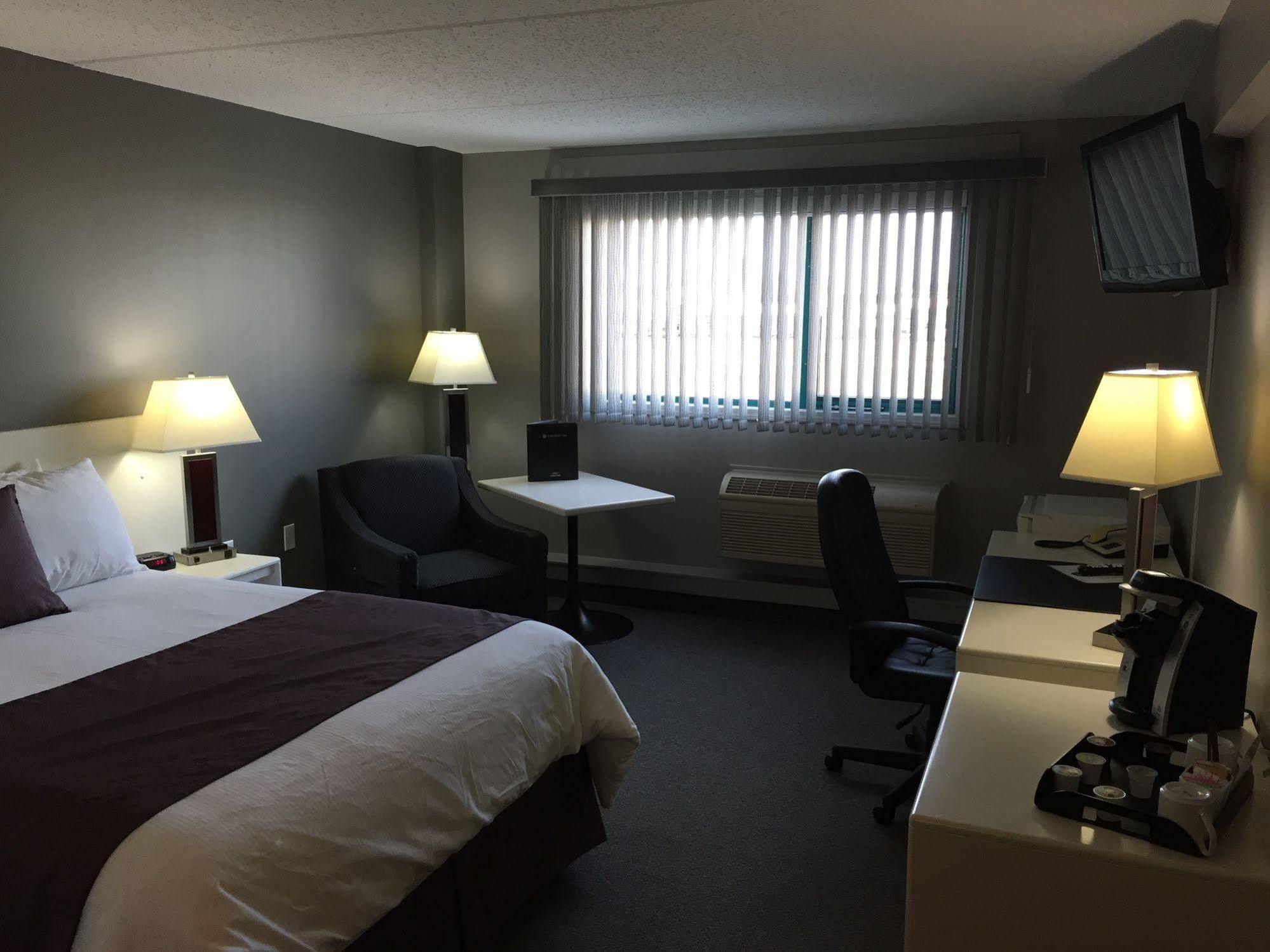 Lakeland Inn Hotel Cold Lake Экстерьер фото