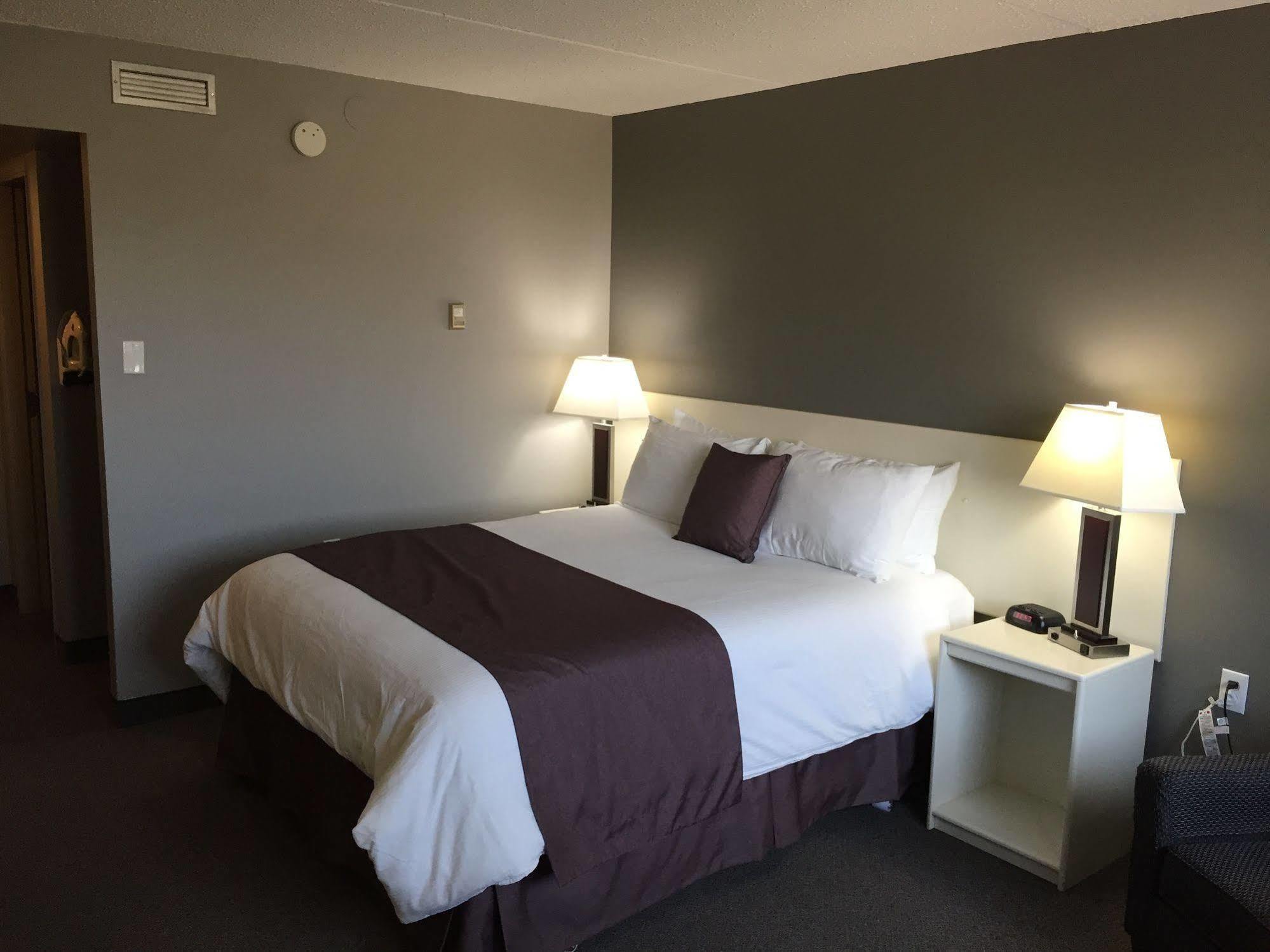Lakeland Inn Hotel Cold Lake Экстерьер фото